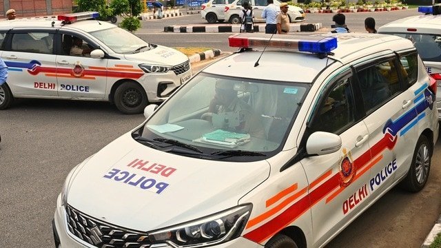 delhi-rs-1-crore-cash-robbed-near-ito-at-gunpoint-from-two-people-carrying-cash-in-an-autorickshaw-201788938804821