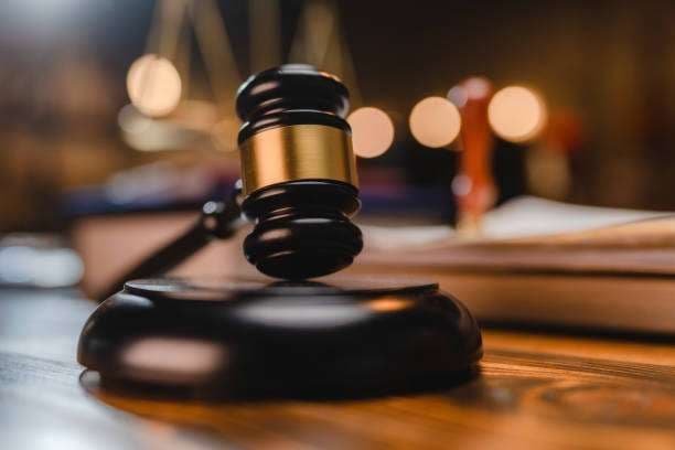 वीडीए के जेई समेत सात पर रंगदारी और मारपीट का आरोप, कोर्ट के