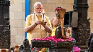 6ac5c42def27c-narendra-modi-offered-prayers-at-shri-vinayak-mandir-in-delhi-as-he-completed-25-years-of-uninterrup-070148376-16x9
